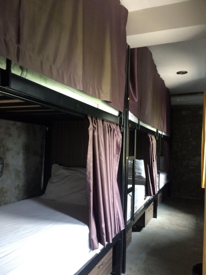Revolution Hostel Asoke 曼谷 外观 照片